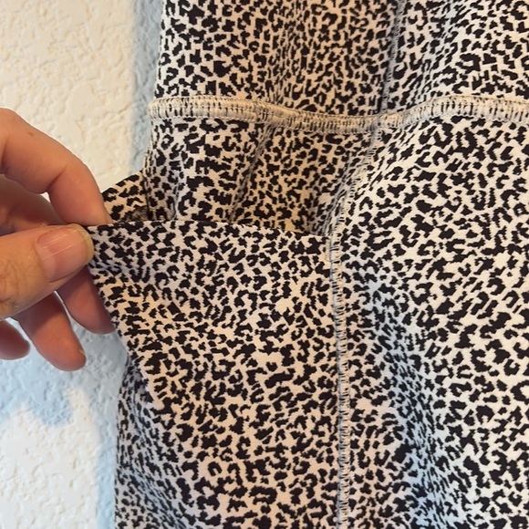 Athleta Salutation stash ii textured leggings 1X leopard - Picture 5 of 7